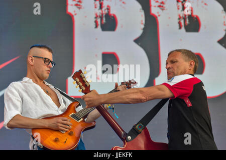 KIEV, UKRAINE - le 28 juin 2017 : groupe de rock ukrainien Vopli Vidopliassova et son frontman Oleh Skrypka et guitariste Yevhen Rohachevsky effectue au Banque D'Images