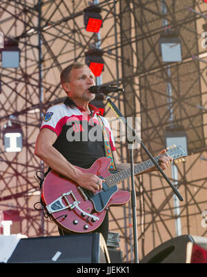 KIEV, UKRAINE - le 28 juin 2017 populaires : groupe de rock ukrainien Vopli Vidopliassova et son leader, chanteur et guitariste Oleh Skrypka effectue live Banque D'Images