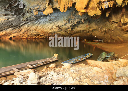 Amarrage bateau à longue queue en KONG LOR CAVE Banque D'Images