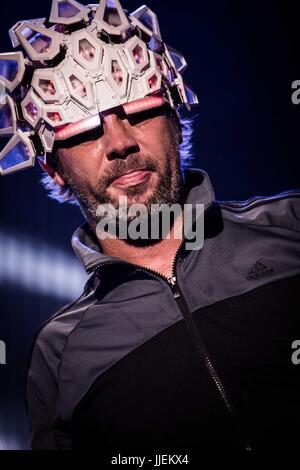 Locarno, Suisse. 18 juillet, 2017. Jay Kay de l'anglais l'acid jazz band Jamiroquai représenté sur scène comme ils font à Moon&Stars 2017 du Festival de Locarno en Suisse. Credit : Roberto Finizio/Pacific Press/Alamy Live News Banque D'Images