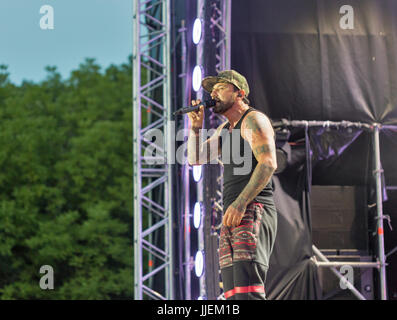 KIEV, UKRAINE - le 28 juin 2017 populaires : groupe de rock ukrainien Kozak et son leader, chanteur et accordéoniste Ivan Lenio effectue live à Banque D'Images