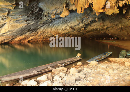 Amarrage bateau à longue queue en KONG LOR CAVE Banque D'Images