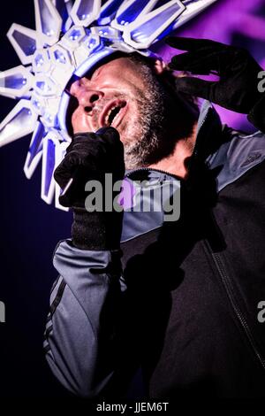 Locarno, Suisse. 18 juillet, 2017. Jay Kay de l'anglais l'acid jazz band Jamiroquai représenté sur scène comme ils font à Moon&Stars 2017 du Festival de Locarno en Suisse. Credit : Roberto Finizio/Pacific Press/Alamy Live News Banque D'Images