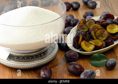 Gâteau aux prunes fraîches cuisson du sucre dans l'échelle de poids. Banque D'Images