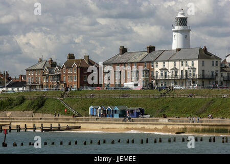 Southwold lighthouse, pour lesquels la ville est célèbre, photographié à partir de la fin de la jetée de la ville, donnant une perspective du marin Banque D'Images