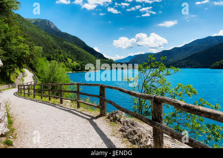 Lac de Ledro la montagne et sa piste cyclable dans les Dolomites italiennes Banque D'Images