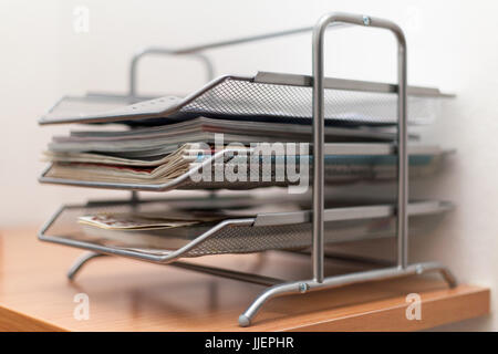 Tiroirs en métal porte-documents avec des journaux et magazines sur table en bois Banque D'Images