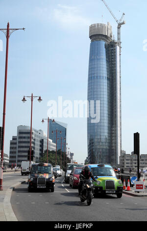 Vue verticale d'un immeuble d'appartements de luxe de Blackfriars en construction & Blackfriars Bridge avec circulation en été 2017 London UK KATHY DEWITT Banque D'Images