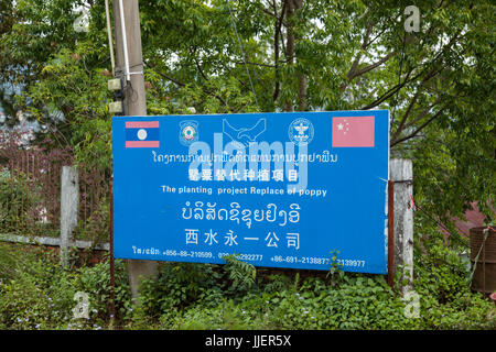 Un signe de la publicité pour un programme agricole du gouvernement de remplacer les champs de pavot et la production d'opium (décourager) à Phongsaly, capitale de Phongsaly Province, Laos. Banque D'Images