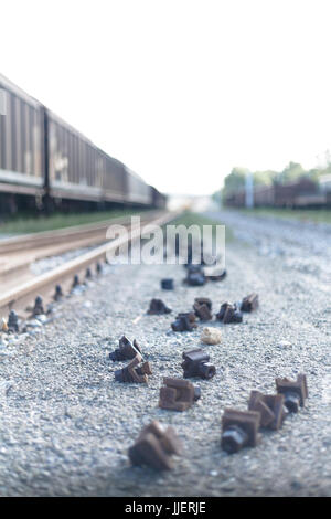 Close up shot d'un chemin de fer étroit serrures métalliques sur le sol près d'un train de marchandises dans une gare ferroviaire italien à Bologne Banque D'Images