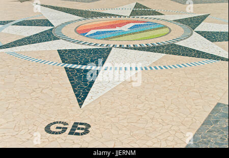 Incrusté boussole avec lettres turques et d'oiseaux au square dans le centre de Marmaris, Turquie Banque D'Images