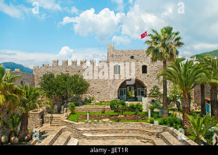 Avis de Marmaris castle et musée avec petit jardin et drapeau turc sur le dessus, Marmaris, Turquie Banque D'Images