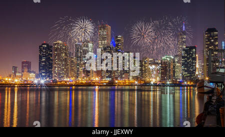 Horizon de Chicago avec avec Fireworks Banque D'Images