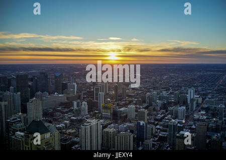 Chicago Skyline Coucher du Soleil avec ciel crépusculaire et le lac Michigan à Nuit Banque D'Images