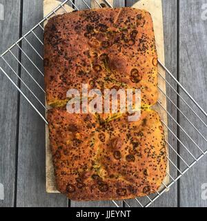 Miche de pain focaccia épicée sur une grille de refroidissement Banque D'Images