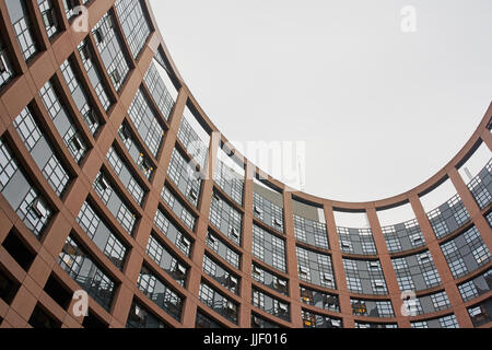 Vue depuis l'intérieur de la cour du Parlement européen pour le ciel Banque D'Images