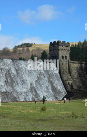 L'eau s'écoule plus de mur de barrage à Derwent et ladybower réservoirs, Sheffield, Yorkshire, Angleterre, Royaume-Uni Banque D'Images