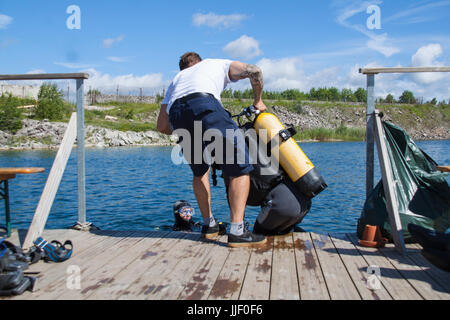 Un plongeur de se préparer à partir dans l'eau Banque D'Images