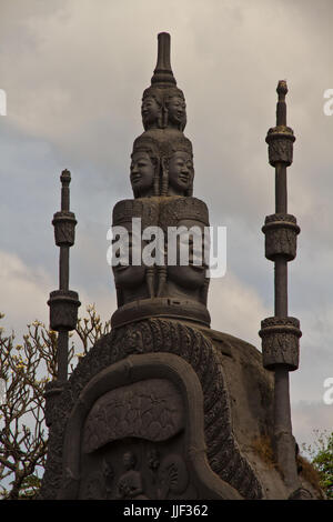 Une grande statue du Bouddha Debout noir Banque D'Images