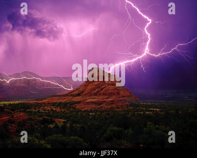 Orage autour de Bell Rock et Courthouse Butte, Sedona, Arizona, États-Unis d'Amérique Banque D'Images