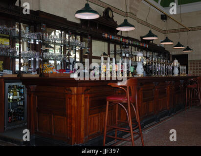 Appuyez sur Sheffield Midland Bar, gare, rue de la gerbe Sheffield, South Yorkshire, UK United Kingdom. Ancienne salle à manger victorienne dans la station. Banque D'Images