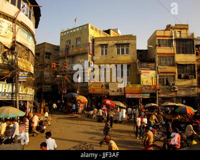 Delhi, Inde - le 23 mai 2011 : une longue scène de rue à un carrefour dans la capitale indienne New Delhi. L'absence de marquage routier et de la variété des modes de transp Banque D'Images