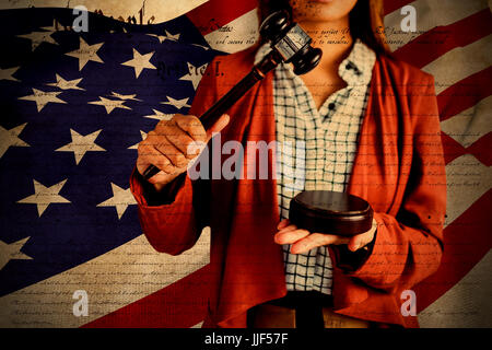 Businesswoman claque une loi sur le marteau marteau contre la déclaration d'indépendance Banque D'Images