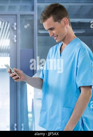 Digital composite of Doctor smiling at mobile phone dans cette chambre moderne Banque D'Images