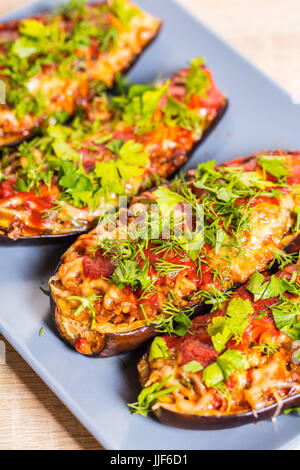 Aubergines au four avec fromage et légumes close-up Banque D'Images