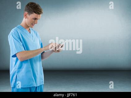 Digital composite de médecin avec un téléphone mobile contre l'arrière-plan gris Banque D'Images