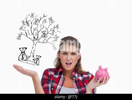 Digital composite de femme a éclaté avec piggy-bank et attirer l'arbre d'argent dans l'autre main . poche vide concept. Dos blanc Banque D'Images