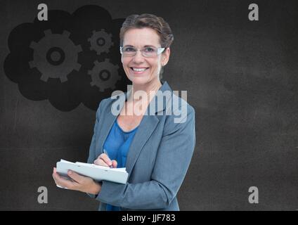 Digital composite of business woman avec presse-papiers contre mur gris et le cloud avec pignon graphic Banque D'Images