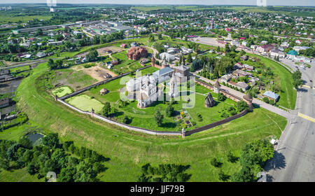Vue aérienne de conserves de terrassement d'Yuryev-Polsky kremlin du 12ème siècle, l'oblast de Vladimir, Russie Banque D'Images