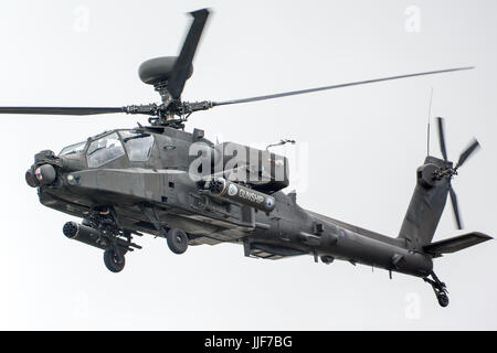 Un hélicoptère Bell AH-64 Apache pendant son vol de démonstration à RIAT 2017 Banque D'Images