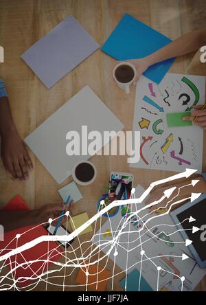 Digital composite des frais généraux de l'écriture de personnes à table avec graphique blanc Banque D'Images