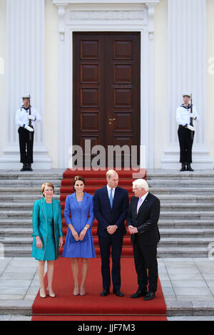 Le duc et la duchesse de Cambridge rencontrez Président de la République fédérale d'Allemagne Frank-Walter Steinmeier et son épouse Elke Buedenbender jardins au château de Bellevue à Berlin. Banque D'Images