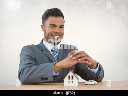 Digital composite de l'homme avec les mains de protection plus petite maison Banque D'Images