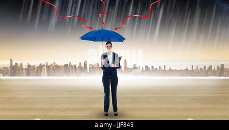 Composite numérique numérique de l'image composite d'éclairs flèches sur bleu tenu par businesswoman standing in rain Banque D'Images