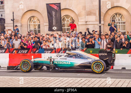 'F1' Live Event à Londres avec des voitures roulant le long de Whitehall Banque D'Images