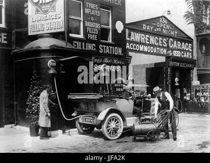 Lawrences Brixton Garage circa. 1924 La pompe à essence à l'utilisation est faite par Bowser Banque D'Images