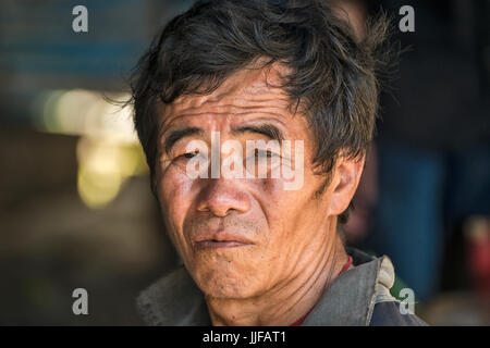 Portrait de l'homme vietnamiens Hmong en cau Cau Market Le nord du Vietnam. Banque D'Images