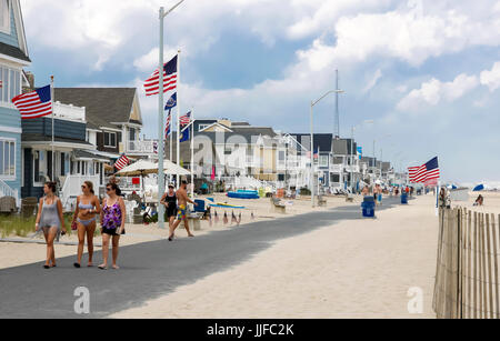 Les gens se promener le long de l'allée devant la plage de Manasquan au New Jersey. Banque D'Images