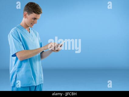 Digital composite de médecin avec un téléphone mobile contre fond bleu Banque D'Images