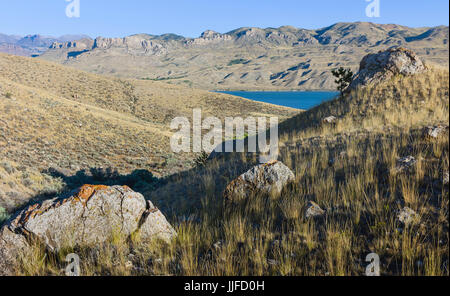 Robuste, le paysage aride des prairies avec vue sur la rivière Shoshone et Montagnes Rocheuses en arrière-plan de Foothills en été près de Cody, Wyoming, USA. Banque D'Images