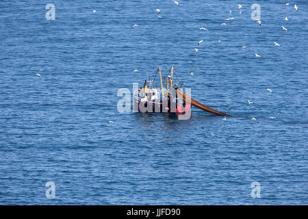 Petit bateau pour pêcher au chalut chalutier Banque D'Images