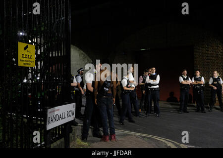 Un barbecue d'anniversaire pacifiques s'est terminée par la police anti-émeute chassant les gens en bas de la route à Vauxhall, Londres. Le parti, pour un membre du groupe Brixton 67 et des lads, avaient été pacifiques jusqu'à ce que la police a décidé d'arrêter et recherchez quelqu'un près du parc. Bien que tous les jeunes dispersés dans le parc comme l'a demandé à l'arrivée des policiers anti-émeute et avait couru à eux en bas de la route. Doté d''atmosphère : où : London, Royaume-Uni Quand : 18 Jun 2017 Credit : R.M.T. /WENN.com Banque D'Images