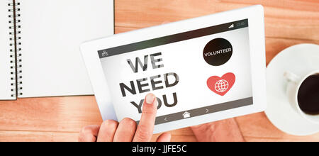 Nous avons besoin de vous avec des icônes à l'écran texte contre hands holding blank screen tablet Banque D'Images