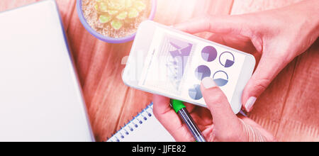 Icônes bleues sur fond blanc contre feminine hands holding smartphone et la prise de notes Banque D'Images