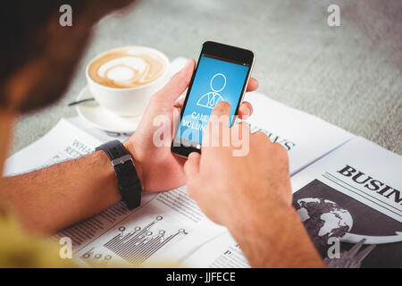 Image composite numériquement d'appel aux bénévoles du texte avec les droits de l'homme contre l'icône holding mobile phone Banque D'Images