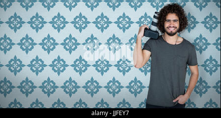 Portrait of male photo photographe contre fond bleu Banque D'Images